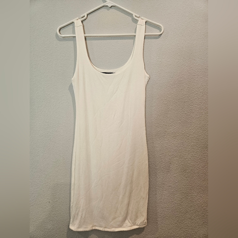 Elegant White Sleeveless Dress